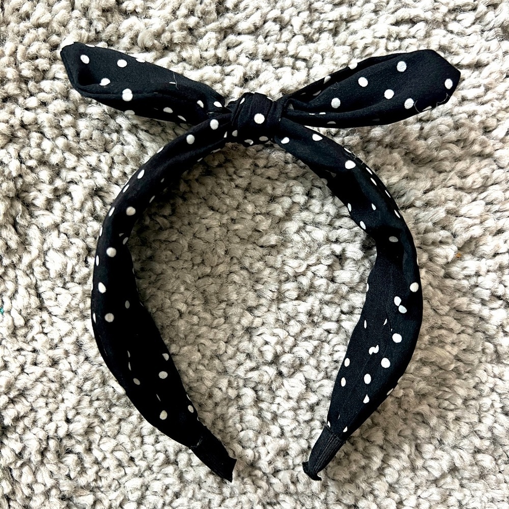 **TRENDY & CUTE** Women’s knotted headband (black with white polka dots)